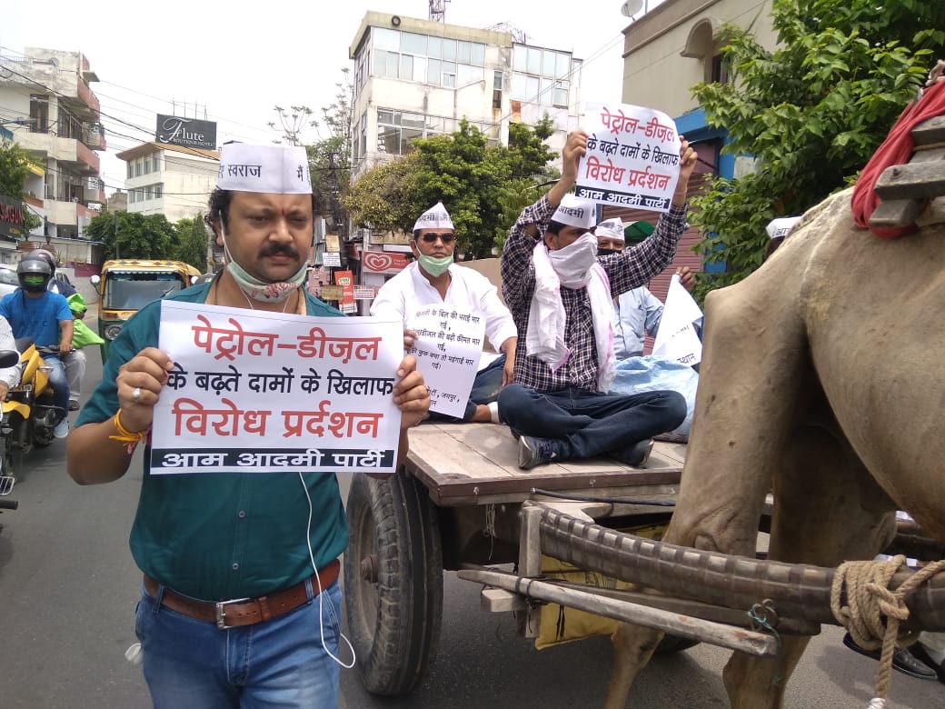 AAPRajasthan's tweet photo. पेट्रोल-डीज़ल के बढ़ते दामों के खिलाफ पार्टी मुख्यालय, चोमू हाउस, जयपुर पर @AAPRajasthan कार्यकर्ताओं द्वारा "विरोध प्रदर्शन"। https://t.co/WNOwMiAB3J