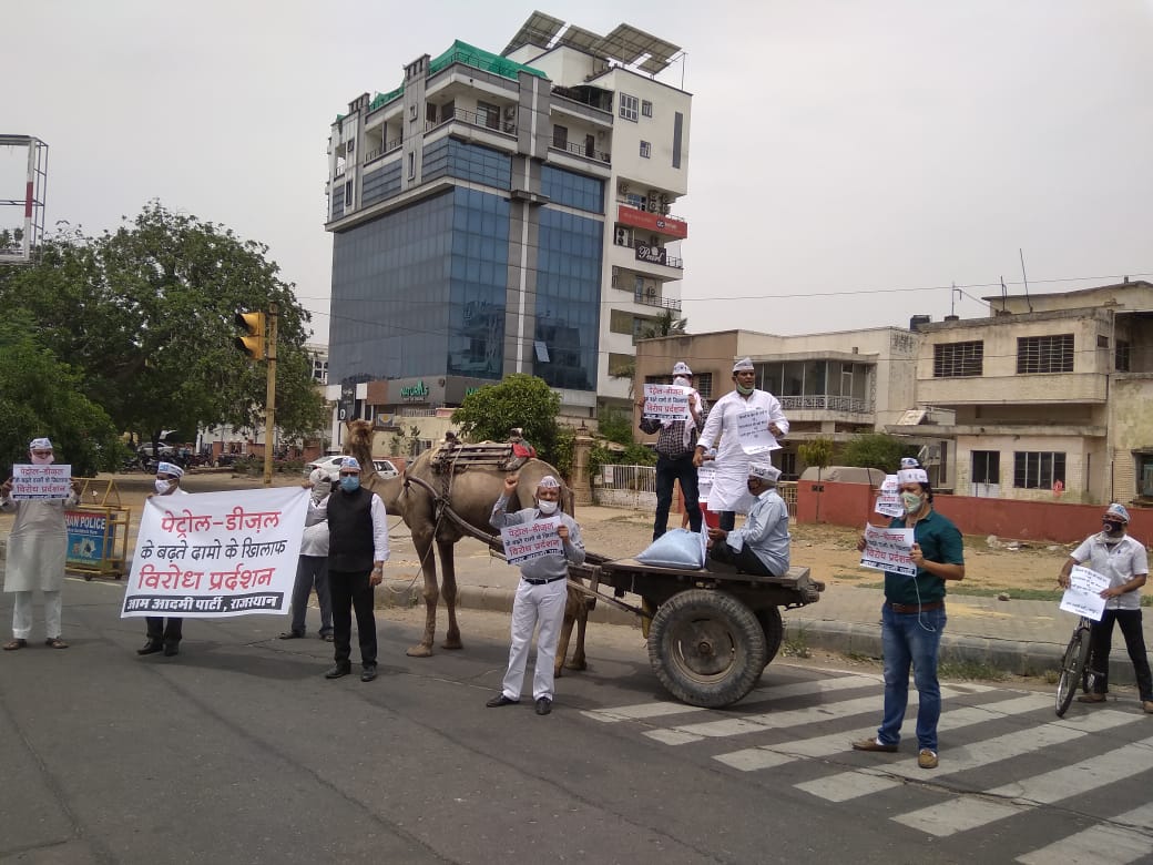 AAPRajasthan's tweet photo. पेट्रोल-डीज़ल के बढ़ते दामों के खिलाफ पार्टी मुख्यालय, चोमू हाउस, जयपुर पर @AAPRajasthan कार्यकर्ताओं द्वारा "विरोध प्रदर्शन"। https://t.co/WNOwMiAB3J