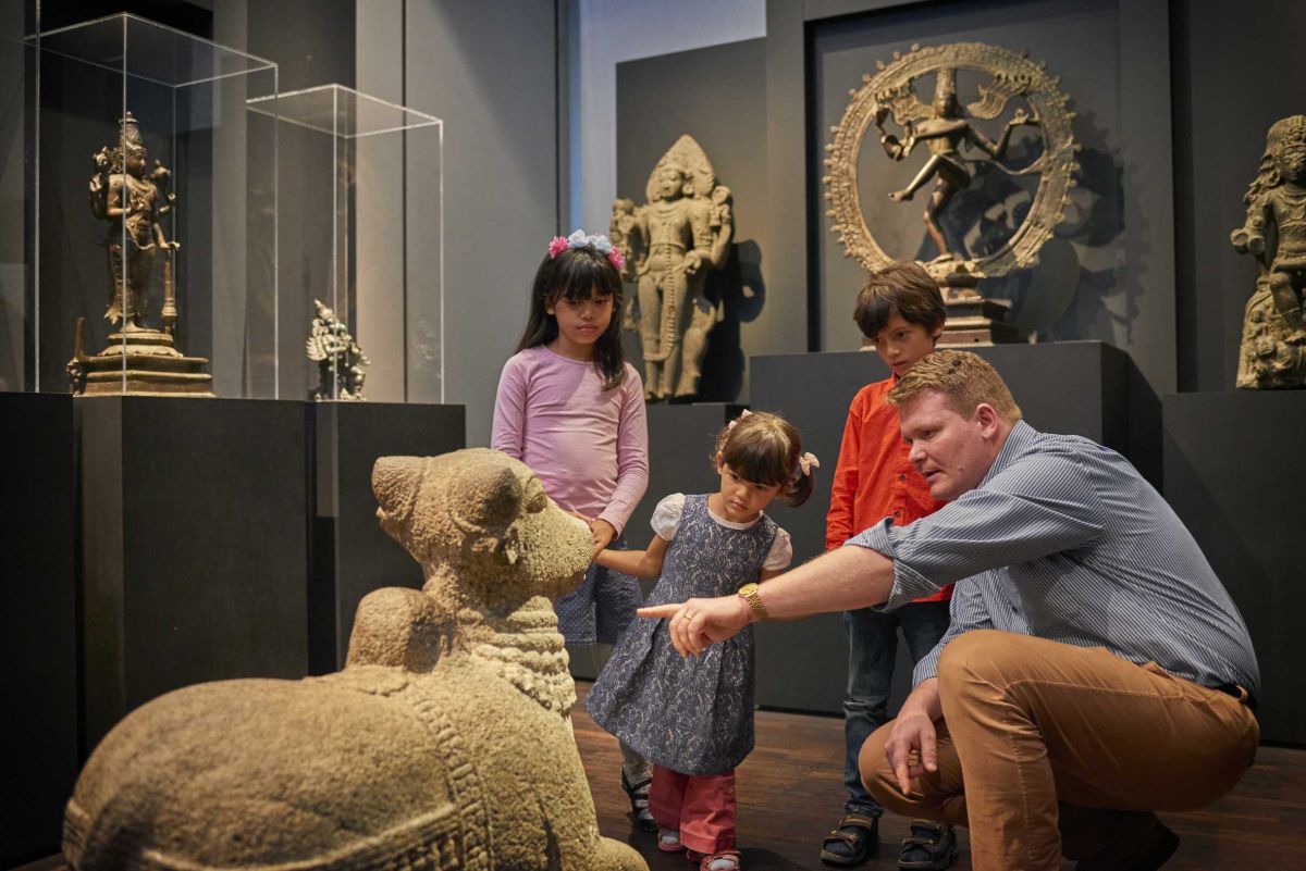 LindenMuseum's tweet photo. Welchen Wunsch erfüllt Shivas Reittier Nandi besonders gerne? Testet euer Wissen - mit der Quiz-App von #MuseumStars. Mit einer Challenge von uns und vielen weiteren Museen. Kostenlos zum Download in den AppStores https://t.co/0ZqU3sZbtM #MuseumDigital #MuseumfromHome https://t.co/KqmY1BGGH0