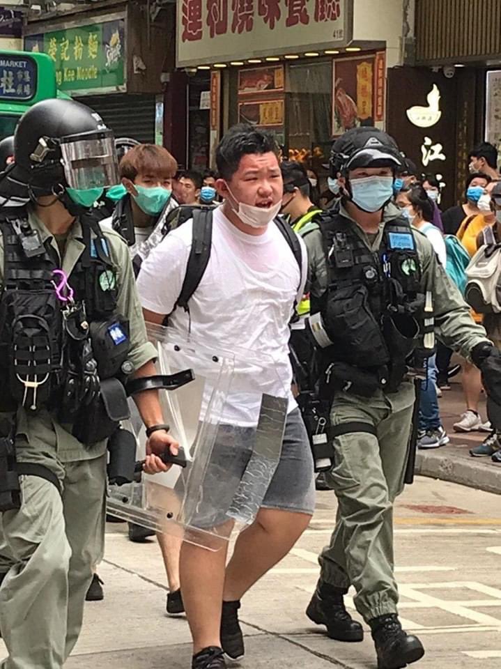 redwallpusher's tweet photo. 香港淪陷區:今天銅鑼灣
1423 渣甸街小巴站
六人被捕(?) 其中四人
其中一人 - #CWBN20
#CWBN25
#CWBN26
#CWBN27
#補相 #銅鑼灣
1423 渣甸街小巴站
六人被捕(?) 其中一女
上 #AM7228 PTU Z 1/3
#CWBN34 https://t.co/Edhh9NmHOb