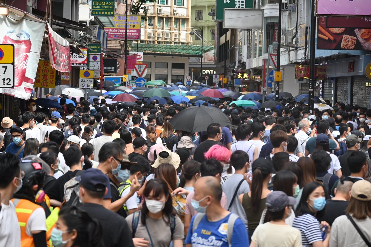 Witj most roads cordoned off by police, the crowd is heading down Lee Garden Rd.