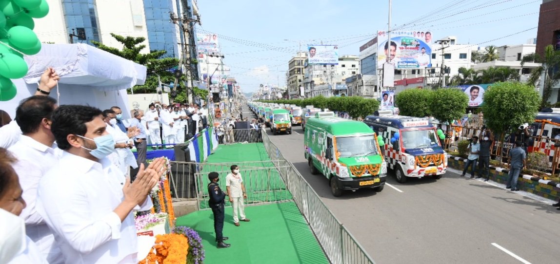 ArogyaAndhra's tweet photo. డాక్టర్స్ డే నాడు 1088 అంబులెన్సు లతోపాటు గౌరవ @AndhraPradeshCM @ysjagan మెడికల్, సర్జికల్ మరియు రేడియో విభాగాలన్నీ ఉండేలా కాంప్రహెన్సివ్ క్యాన్సర్ కేర్ సెంటర్ ను కూడా ఇవాళ ప్రారంభించారు. ఇలాంటి సెంటర్ ప్రభుత్వ వ్యవస్థలో ఉండటం మొదటిసారి.
#DoctorsDay https://t.co/0jX7EmFXYm