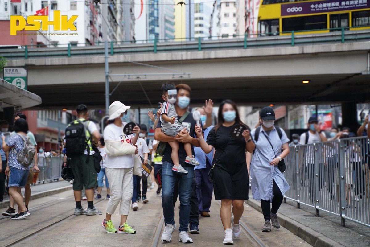 OfficialPshk's tweet image. Around 2pm, large no. of citizens poured onto streets in #CausewayBay and marched toward #HennessyRoad. They chanted slogans and raised the #FiveDemandsNotOneLess hand gestures.