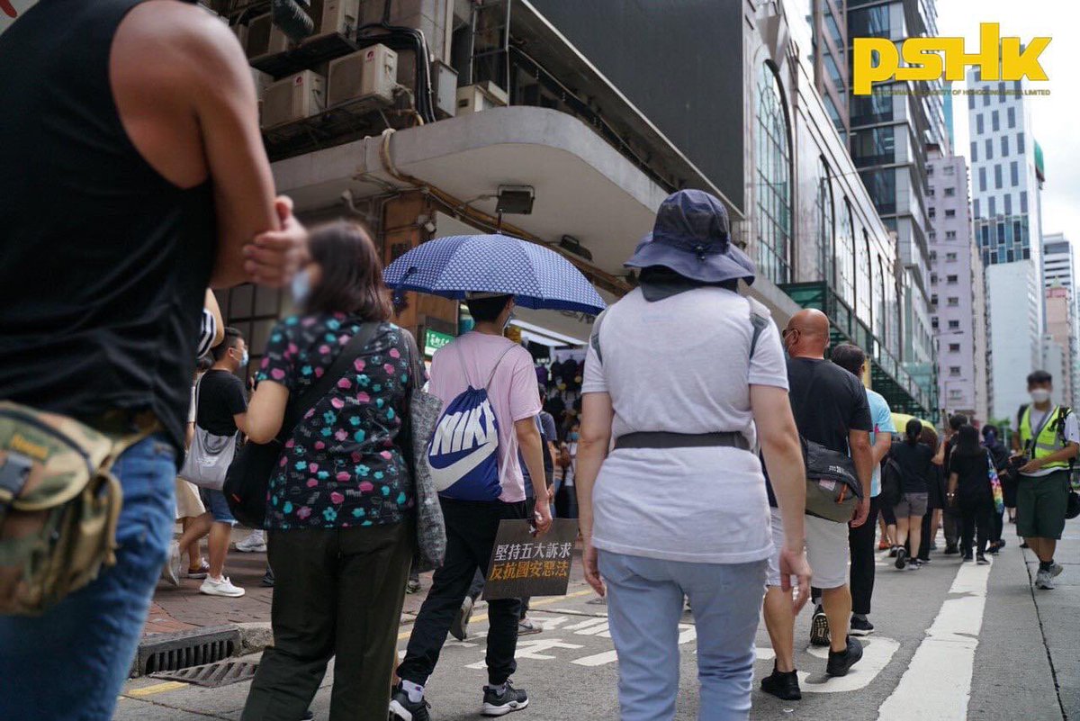 OfficialPshk's tweet image. Around 2pm, large no. of citizens poured onto streets in #CausewayBay and marched toward #HennessyRoad. They chanted slogans and raised the #FiveDemandsNotOneLess hand gestures.