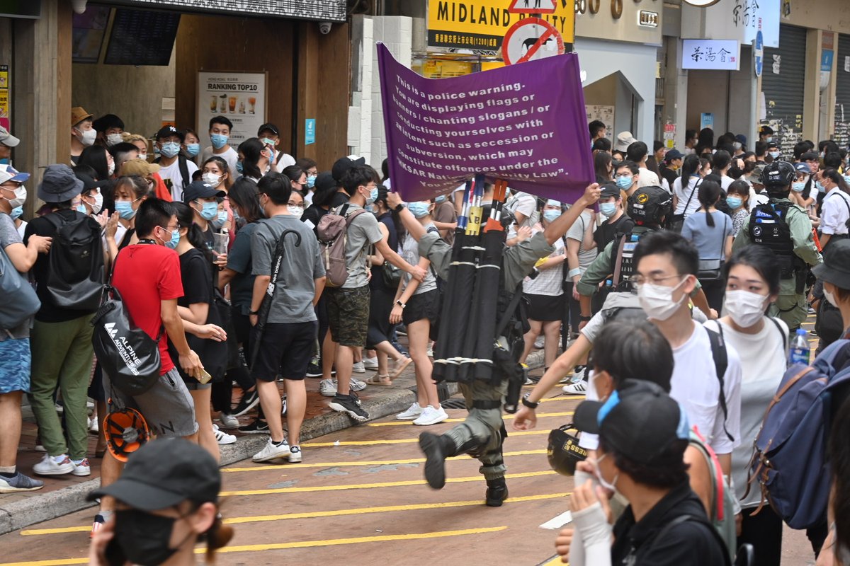 Purple flag goes up on both sides of the road, earning both jeers and applause from the crowd. A  #Hkindependence flag goes up briefly, resulting in the police pushing forward to go confiscate the discarded flag. Random objects were thrown. No arrest made.