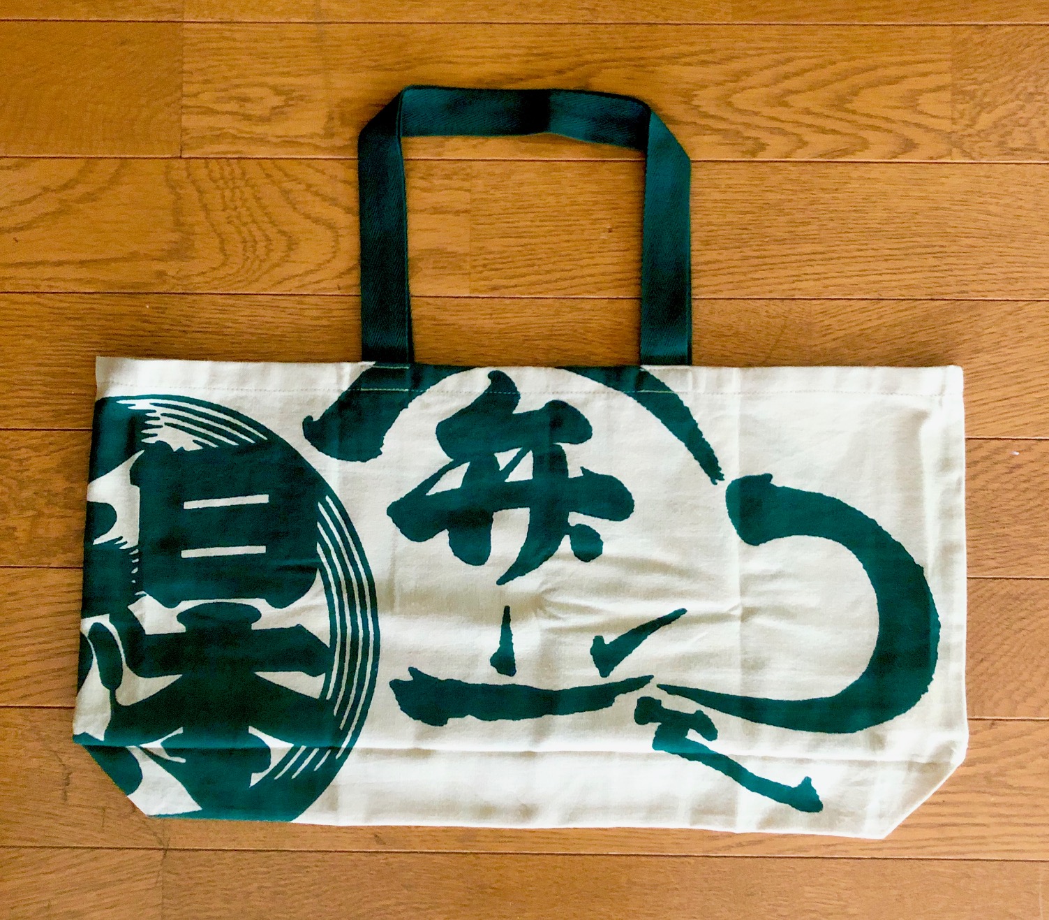 日本橋弁松総本店 浜町高虎 さんで作っていただいているエコバッグのサンプルが届きました 手ぬぐいからエコバッグに加工します 手ぬぐい状態での販売予定はありませんが 手ぬぐいとしてもいい感じです 今回は注染でなくプリントです バッグが雨で