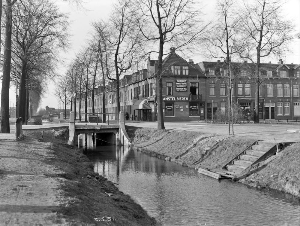 ZowasUtrecht's tweet photo. Vondelkade (sinds 1932 Croeselaan) hoek Brederoplein in 1928. Links ook Croeselaan, met in 't midden de Moesgracht, die in 1931 is gedempt. Deze Moesgracht, vroeger Bleekersgracht, was een restant van het Plan Moreelse uit 1664, voor een uitbreiding van de stad die er niet kwam https://t.co/eICZSQ9ttA