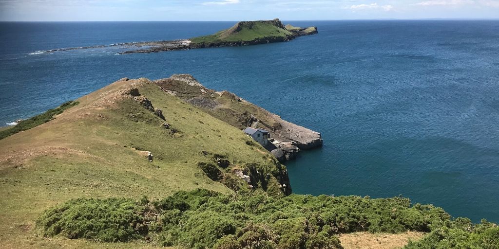 A great day out is to walk over the causeway to Worms Head, #Rhossili &amp; explore the island, admire the view &amp;look for seals basking on the rocks.⠀buff.ly/3eRUZVm  
#wormshead #gowerholidays #gowerpeninsula #wales #visitwales #ukholidays  #seals #gower #wildlife #nature
