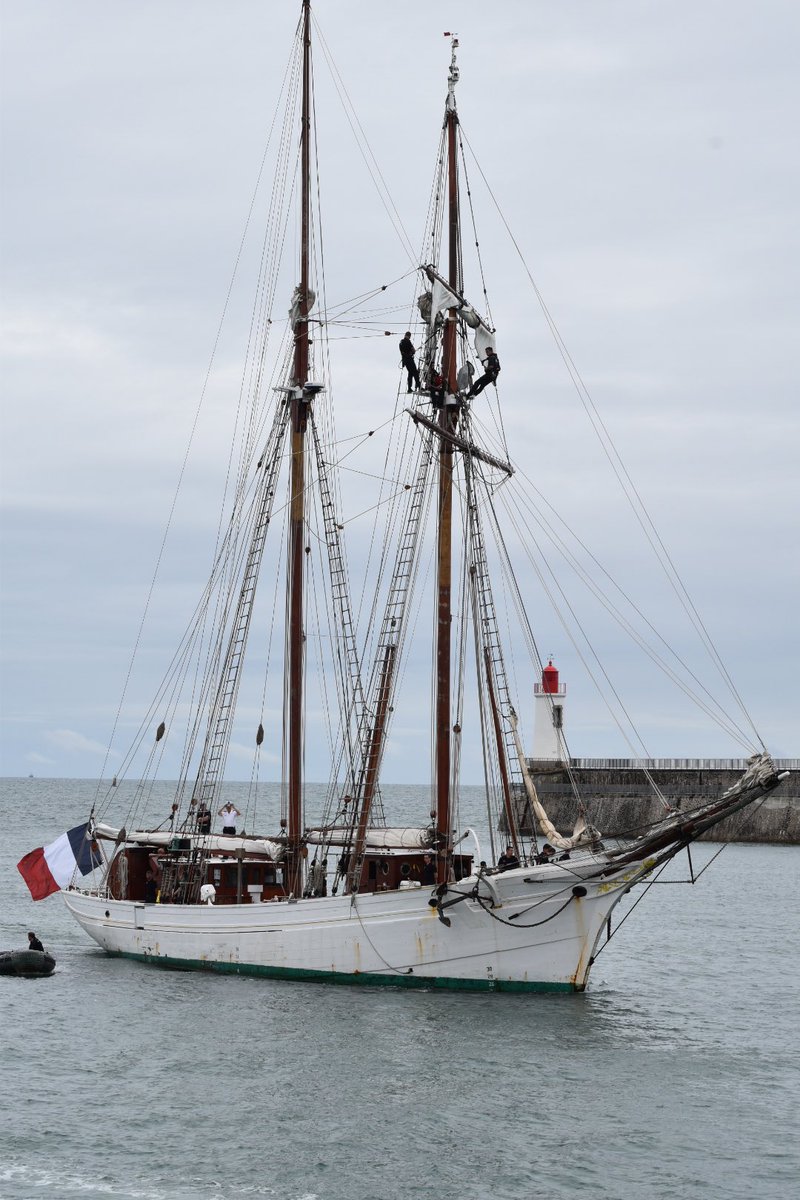Les Sables d'Olonne (@lessables) on Twitter photo Arrivée de la #goelette à hunier #labellepoule dans le chenal des Sables d’Olonne sous le son des binious. Du monde sur les jetées et des Olonnois pour accueillir le bâtiment de la <a href="/MarineNationale/">Marine nationale</a> construit en 1932 à Fécamp, avec son grand mât haut de 22 mètres. #vendee Arrivée de la #goelette à hunier #labellepoule dans le chenal des Sables d’Olonne sous le son des binious. Du monde sur les jetées et des Olonnois pour accueillir le bâtiment de la <a href="/MarineNationale/">Marine nationale</a> construit en 1932 à Fécamp, avec son grand mât haut de 22 mètres. #vendee