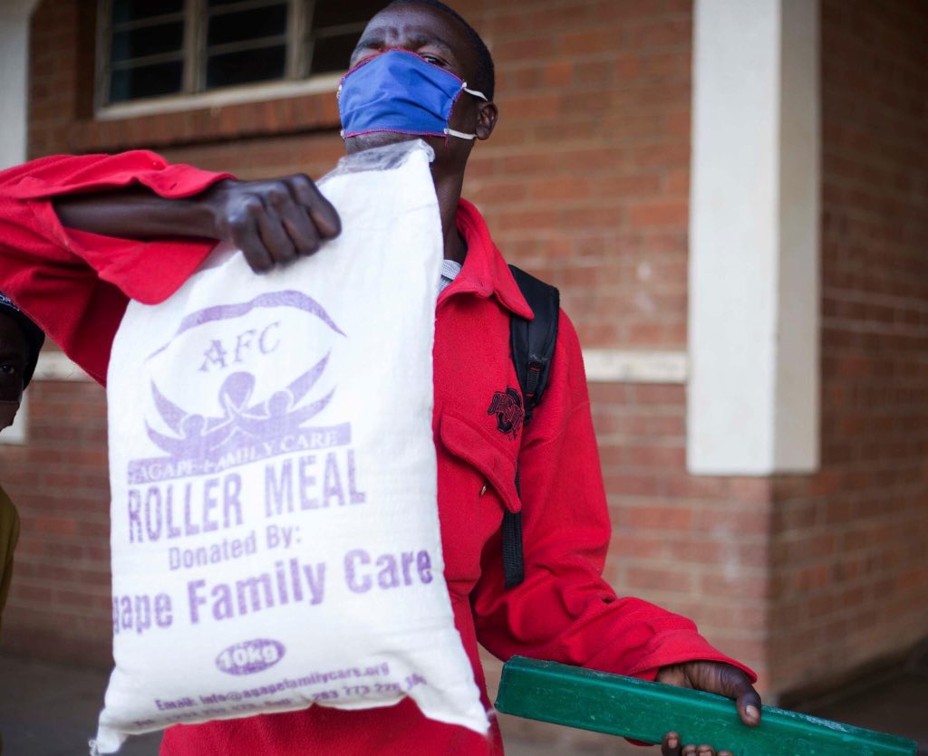 care_agape's tweet photo. These distribution platforms are also an opportunity to continue encouraging social distancing as well as educating the community on hygiene and disease prevention. #AgapeFamilyCare #LivelihoodsProgram #EmergencyRelief #Awareness #CoronaVirus #MashonalandCentral #Bindura https://t.co/orltttNKrb