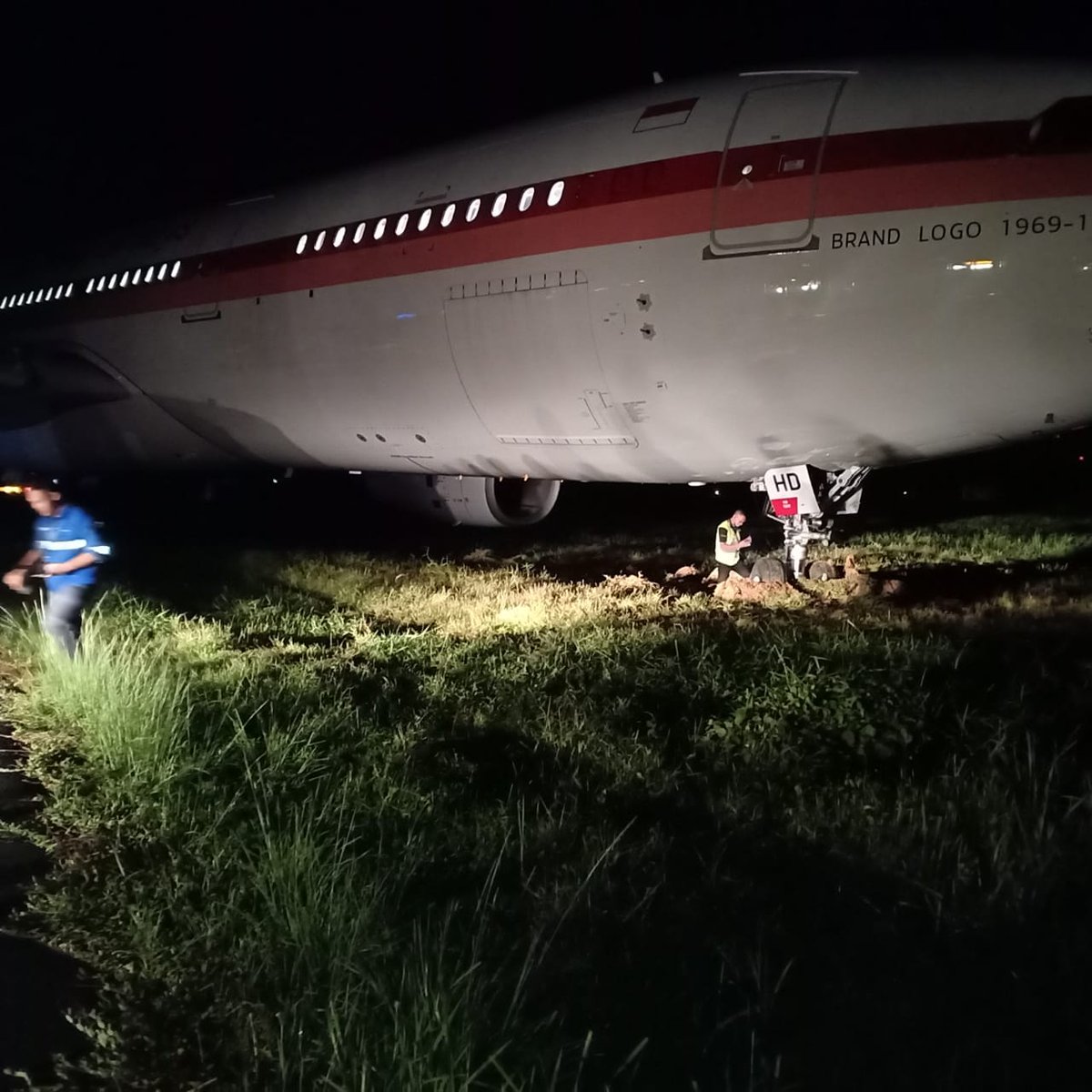 indoflyer's tweet photo. Garuda Indonesia GA610 CGK-UPG tergelincir di Bandar Udara Sultan Hasanudin, Maros.
Pesawat yang terlibat adalah Airbus A330-343X PK-GHD. 

Credit: Unknown https://t.co/njGsOPh578