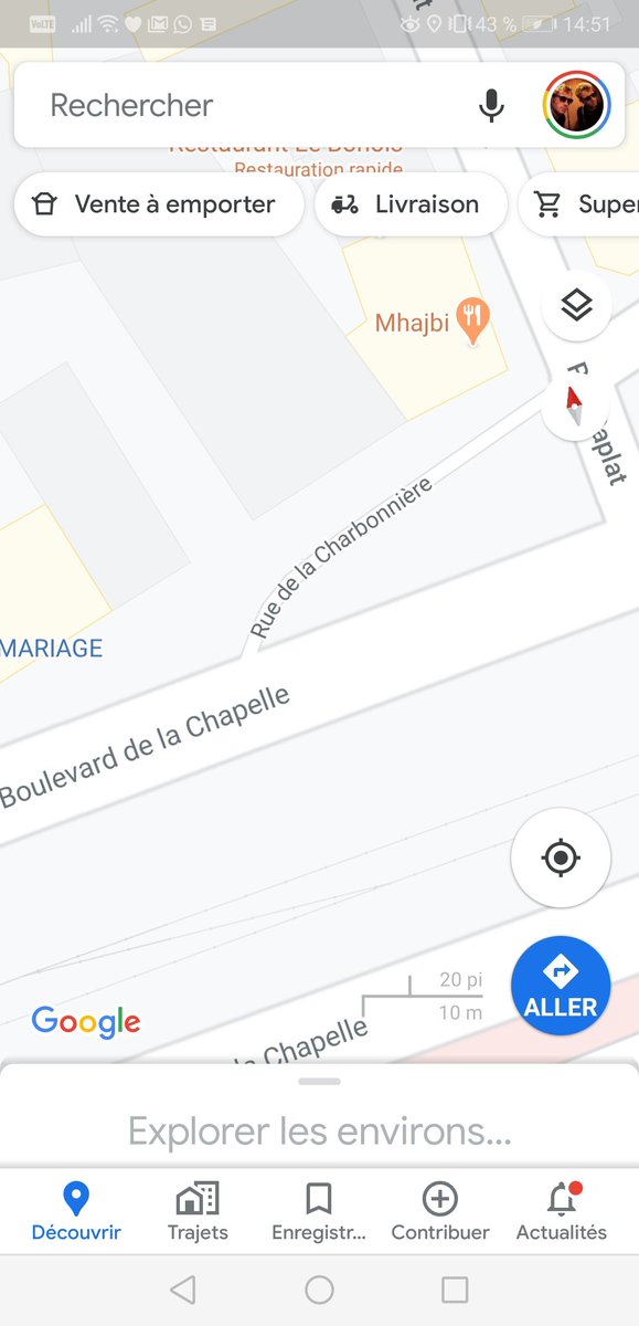 C'est ici. Il y a une petite place le long du boulevard en face du marché, entre Barbès et La Chapelle. 
