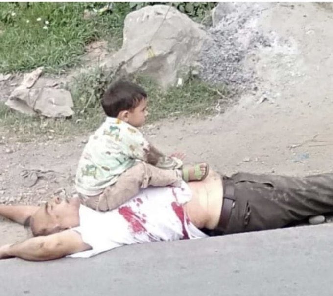 IRISHINSAFIAN's tweet photo. I’m Shouting this... 
Where is the world? A Child in #Kashmir with his Grandfather’s bullet riddled body #KashmiriLivesMatter #Pakistan 
@UN @antonioguterres @hrw https://t.co/Q0WFVjeluE