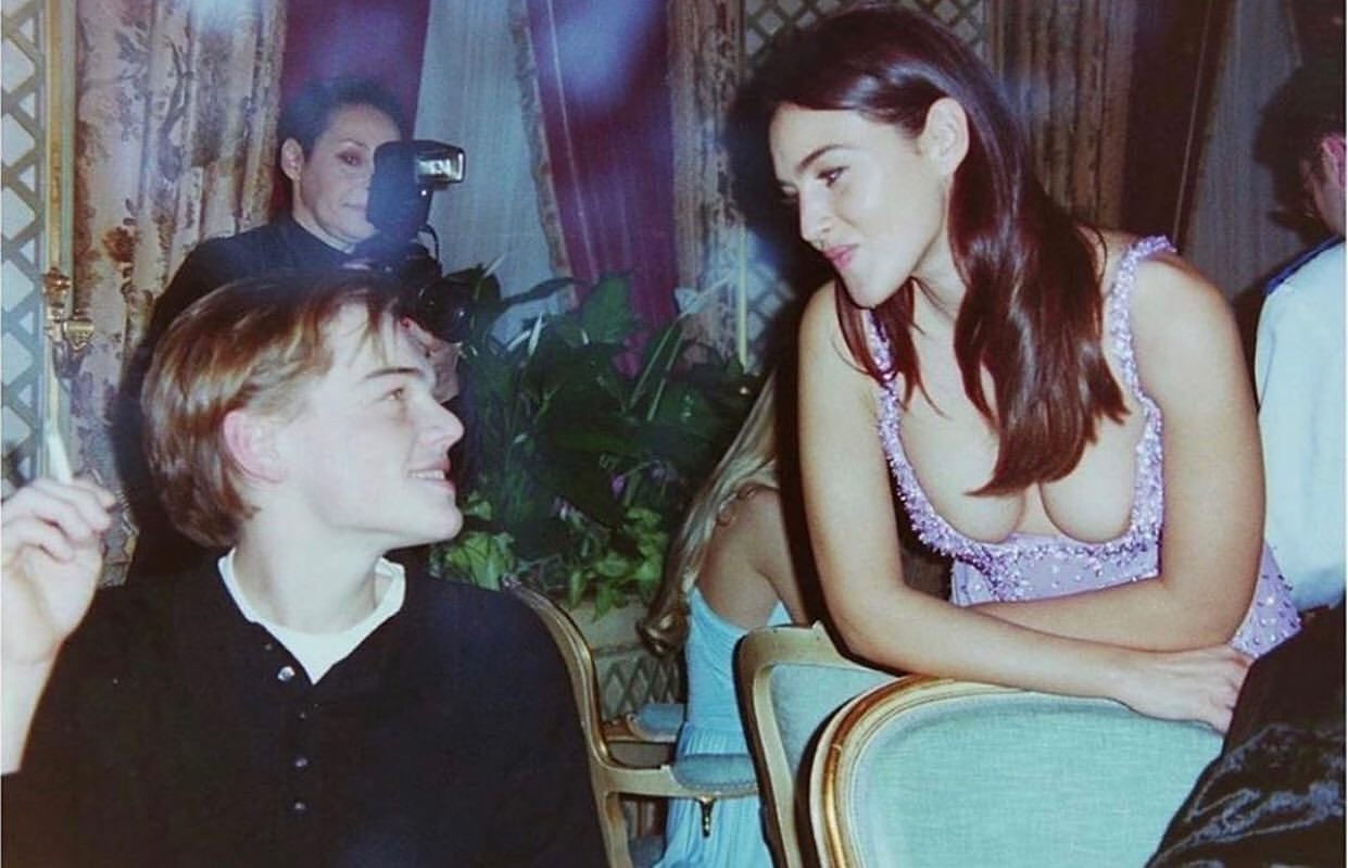 マグ モニカ ベルッチとディカプリオ 1995年のパリ ファッションウィーク中 ジャンニ ベルサーチのディナーにて