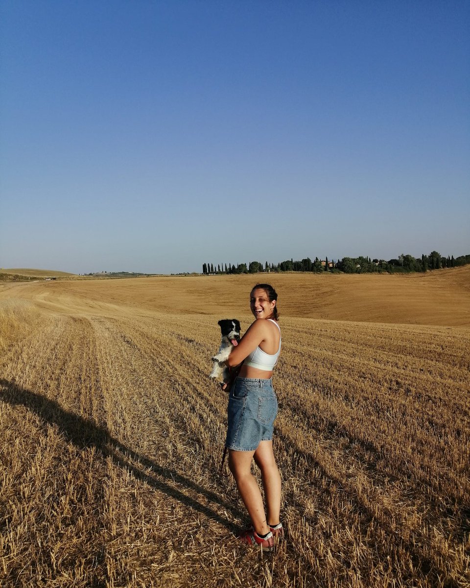 Happy morning from the fields 🌾🇮🇹
#BorghettoMontalcino
@azienda_agricola_leonina
.
.
.
 #loveisborghetto #tuscany #tuscanygram #italy #italy🇮🇹 #italia #Cretesenesi #travel #travelblogger #travelphotography #travelgram #travelling #travels #travelholic #discover  #holiday