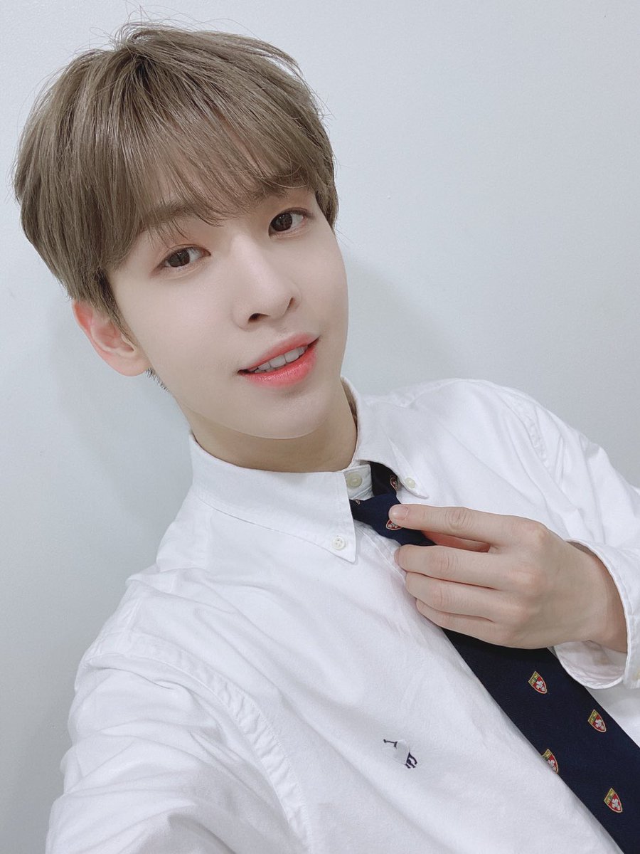 러비티~ 오늘 #쇼챔피언 무대 어땠어요?? 우리 쭌이 스페셜 MC도 맡았는데 너무 귀엽고 잘 하지 않았어요?? >.< 저희 크래비티 멤버들 정말 많은 매력들이 있죠?? 앞으로 계속 기대해주시고 이쁘게 봐주세요~ ^^ 

#크래비티 #앨런