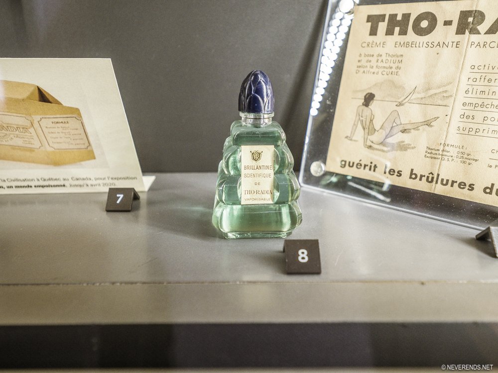 Il y a également une partie sur les cosmétiques au radium Tho-Radia, l'horlogerie avec peinture radium pour donner cet aspect phosphorescent sur les aiguilles et les chiffres et une "fontaine" radium, l'eau devant radioactive en traversant une capsule de sels de radium