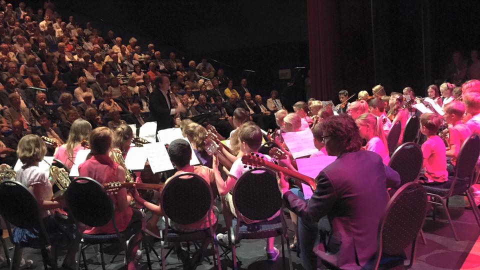 De Heerd in Heerde werd 5 jaar gelden geopend door Koning Willem Alexander.  Een mooie dag want ik mocht toen voor een volle theaterzaal (Koning incluis) het voor de gelegenheid reuzejeugdorkest van <a href="/CultuurpleinNV/">Cultuurplein</a>  dirigeren.