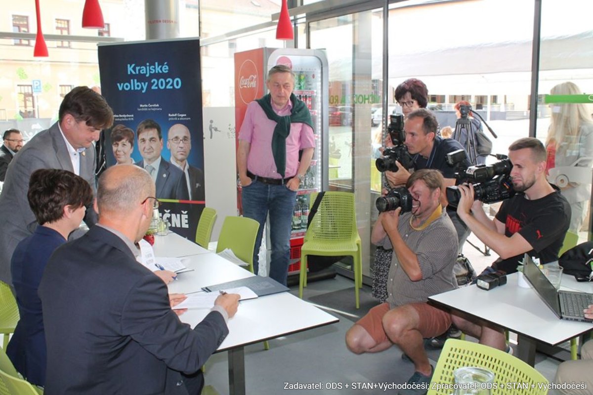 CoganRudolf's tweet photo. Včera byla podepsána koaliční smlouva @ODScz ,@STANcz  a Východočeši. Úvodní slovo měl @Martin_Cervicek, pak následovaly dotazy od redaktorů ČT, ČK, V1 a dalších. Toto spojení není narychlo „upečenou“ volební koalicí, ale vzešlo z prověřené spolupráce v uplynulém období. 👍 https://t.co/KsGS6qcLUV