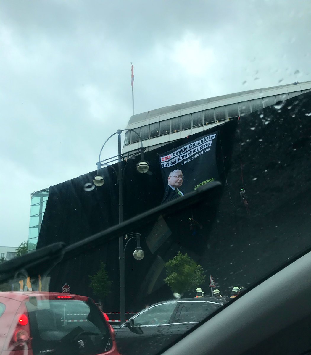 Eva_Kappl's tweet image. Anscheinend hat Greenpeace grade das Konrad-Adenauer-Haus verhüllt.