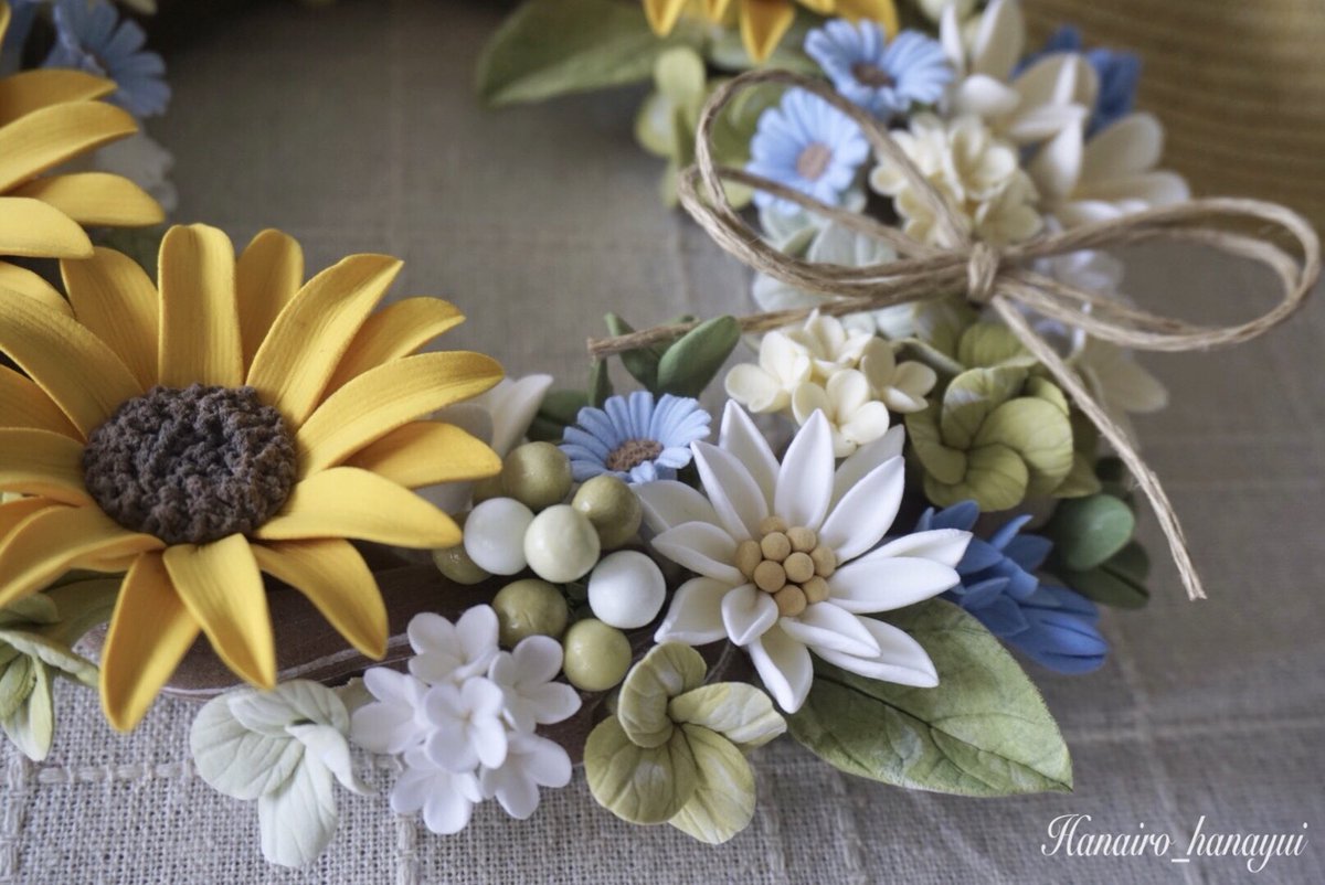 Ipm37O's tweet photo. 〜 #クレイクラフト 〜
【#ひまわりリース】直径21㎝　
早くも７月ですね…

〜 花色花結 ❁ Hanairo_hanayui 〜
として活動し始めてからも、早くも２年に…

ハンドメイドサイトには なかなか敷居が高かったのですが"Creema"に出品もチャレンジしてみようと思います。
#Creema : Hanairo_hanayui https://t.co/Ok00lhSLlO