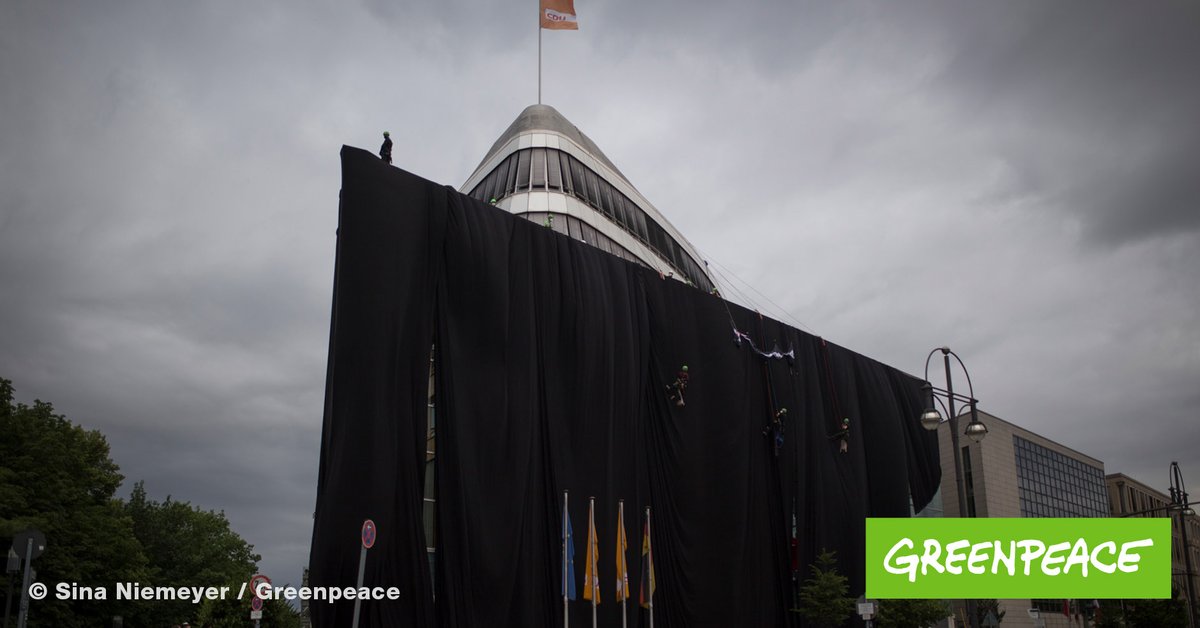 Und während wir vor der @SPDde Parteizentrale sitzen, ist <a href="/greenpeace_de/">Greenpeace e.V.</a> der <a href="/CDU/">CDU Deutschlands</a>, dem anderen Mitglied der #GrosseKohleKoalition, aufs Dach gestiegen. Die verschleierten Deals mehr mit der Kohleindustrie kosten unsere Zukunft!
#FCK2038 #ZeitFürBlockaden  #KohleEINstiegsgesetz
