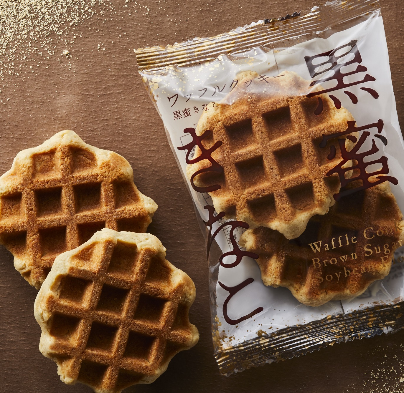 タリーズコーヒージャパン株式会社 ワッフルクッキー黒蜜きなこ 190円 税 きなこの香ばしさと 沖縄県産黒蜜のコクが感じられます ざくざくとした食感も心地よい和テイスト 和の風味は コーヒーとも好相性ですタピオカティーホットドリンク ワッフルの