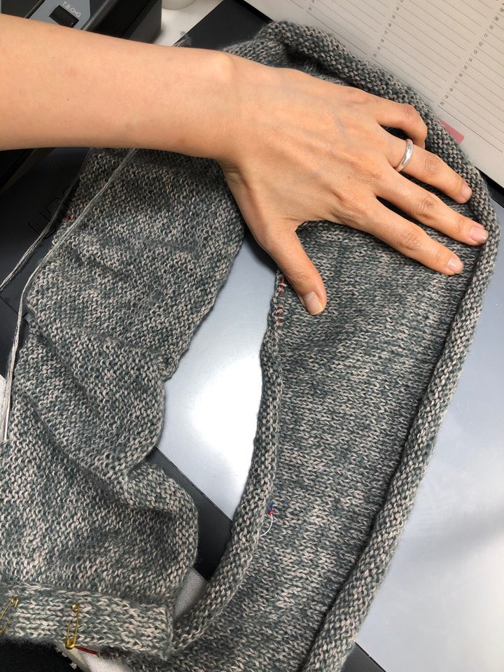 4.0mm  24*36 게이지
캐시미어 2합 + 모헤어1합 

bottom-up 가디건 시작(한지 3일째)