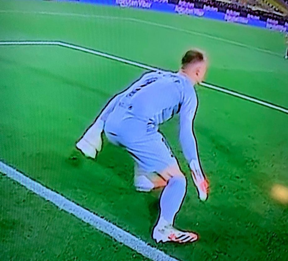 SoccerrWeb's tweet photo. But with the second penalty of Saul, Altletico players catch up too early ⬇️.  So this should not count, but it was not looked at all 🤯. So again the VAR helps Real Madrid. https://t.co/LtTa2eOhT5