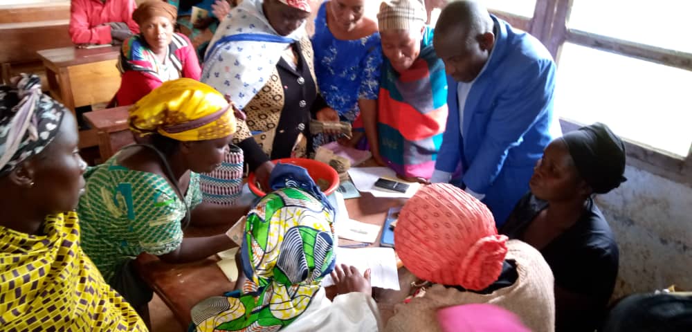 #RDC 🇨🇩, 60 ans. Bilan &amp; perspectives d'avenir. Mettre les femmes et les jeunes filles congolaises au centre de débats et   priorités. Mardi, 01 juil. nos équipes sur terrain à Muhongoza/ Kalehe au Sud-Kivu. " Ces petits prêts qui changent des vies" Rejoignez-nous! <a href="/PNUDRDC/">PNUD RDC</a>
