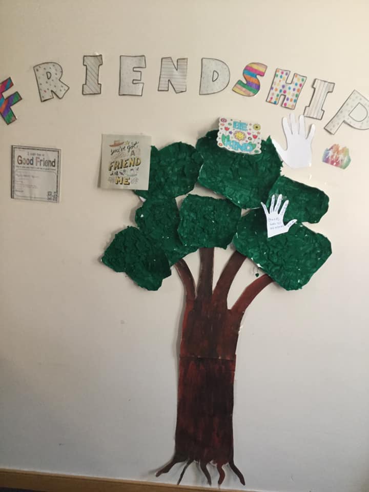 CNTWNHS's tweet photo. A few weeks ago staff & patients on Cheviot Unit celebrated #LDWeek2020 with ‘friendship during lockdown’-themed activities.
They discussed what being a good friend means and put messages on the ward's friendship tree. They also got cupcakes from their 'neighbours' Wansbeck unit! https://t.co/aS2Xgjqncb