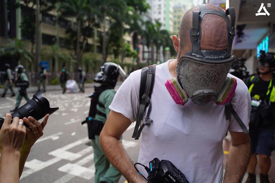 LiberateHK6's tweet photo. HK police shoot the pepper spray to the journalist
#HongKong #NationalSecurityLaw #HK https://t.co/tk6Ya2jk9q