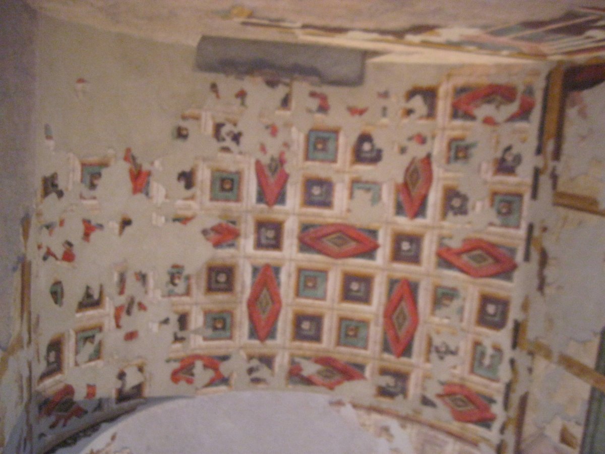 Let's start from  #Rome and from the private domestic space of  #Augustus. The house is located on the  #Palatine hill,above the Lupercal and near the Apollo's temple. On the 2° floor, the Emperor’s Study is completely decorated by frescoes with Egyptian motifs  #MuseumsUnlocked 3/12