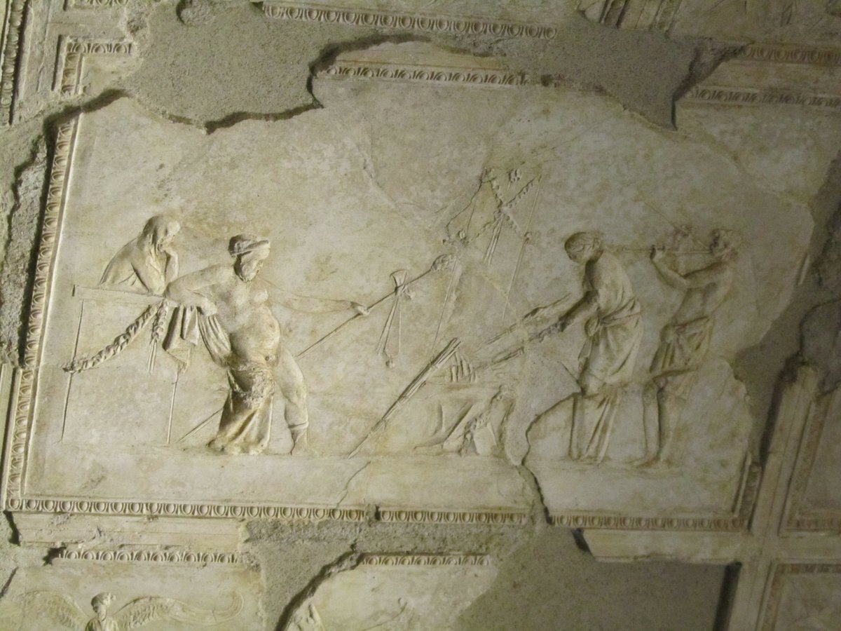 But not only the Emperor had a beautiful  #house in  #Rome:the  #FarnesinaHouse,along the  #Tiber banks, may have belonged to Agrippa&Giulia. Its was decorated by stunning and innovative frescoes and the cielings hosted 3D reliefs in stucco(now  @PalMassimoTerme) 4/12  #MuseumsUnlocked