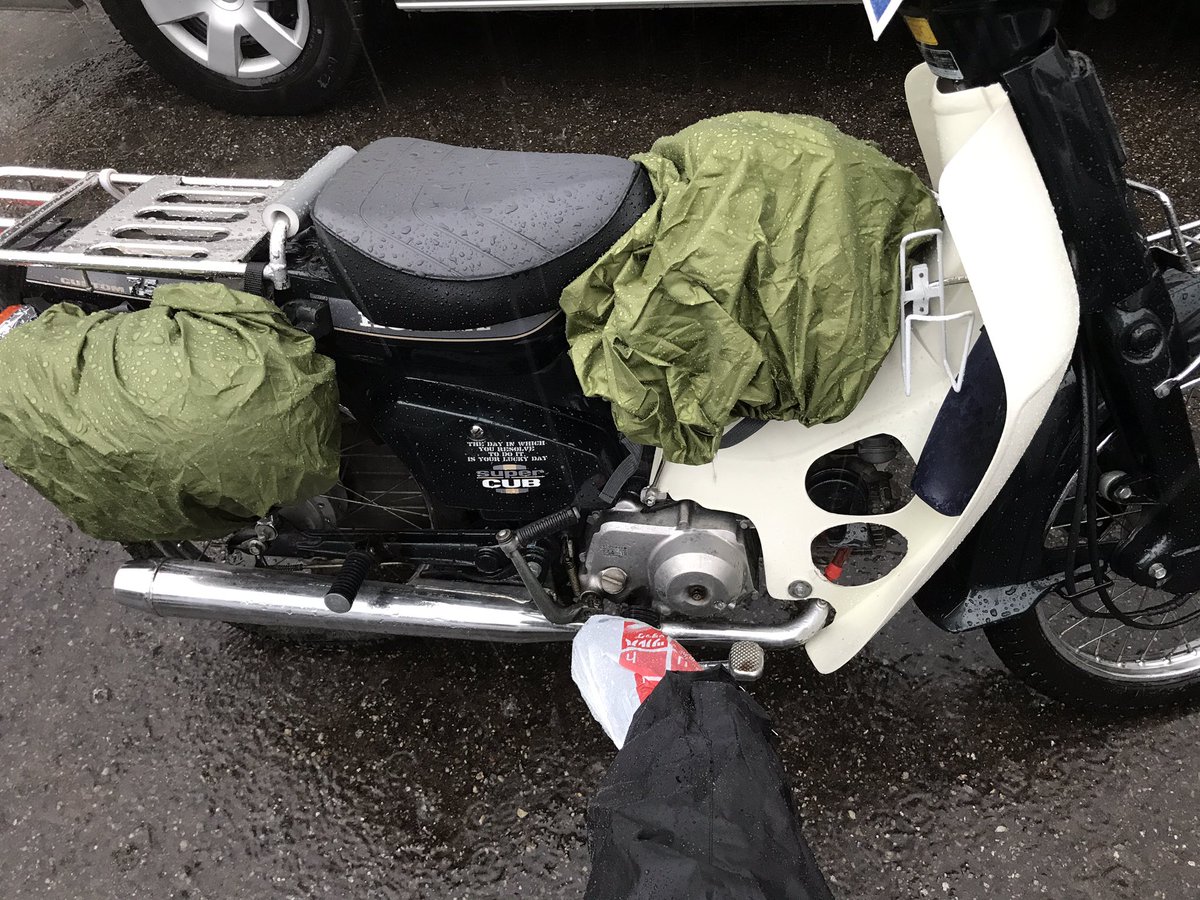 柴田 耕 カブ通勤 結構な雨だけどカッパ着込んで帰宅 サドルバッグに入れてるバブルシールドも装着 ちょっと遠回りしてレインツーリング気分 レジ袋シューズレインカバー最高 スーパーカブ75カスタム