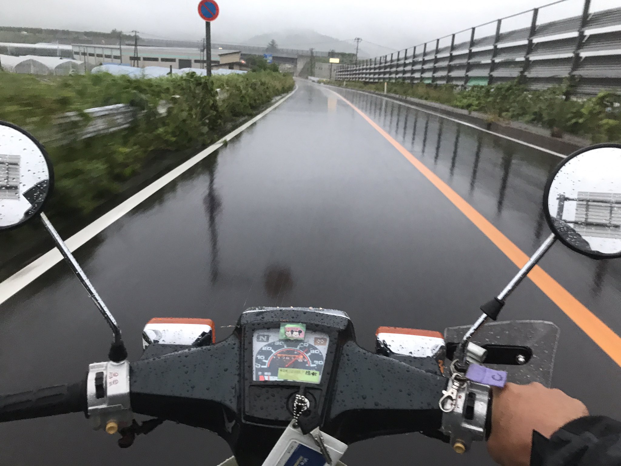 シバタコウ カブ通勤 結構な雨だけどカッパ着込んで帰宅 サドルバッグに入れてるバブルシールドも装着 ちょっと遠回りしてレインツーリング気分 レジ袋シューズレインカバー最高 スーパーカブ75カスタム シバタコウ カブ通勤 結構な雨だけどカッパ着込んで帰宅 サドルバッグに入れてるバブルシールドも装着 ちょっと遠回りしてレインツーリング気分 レジ袋シューズレインカバー最高 スーパーカブ75カスタム