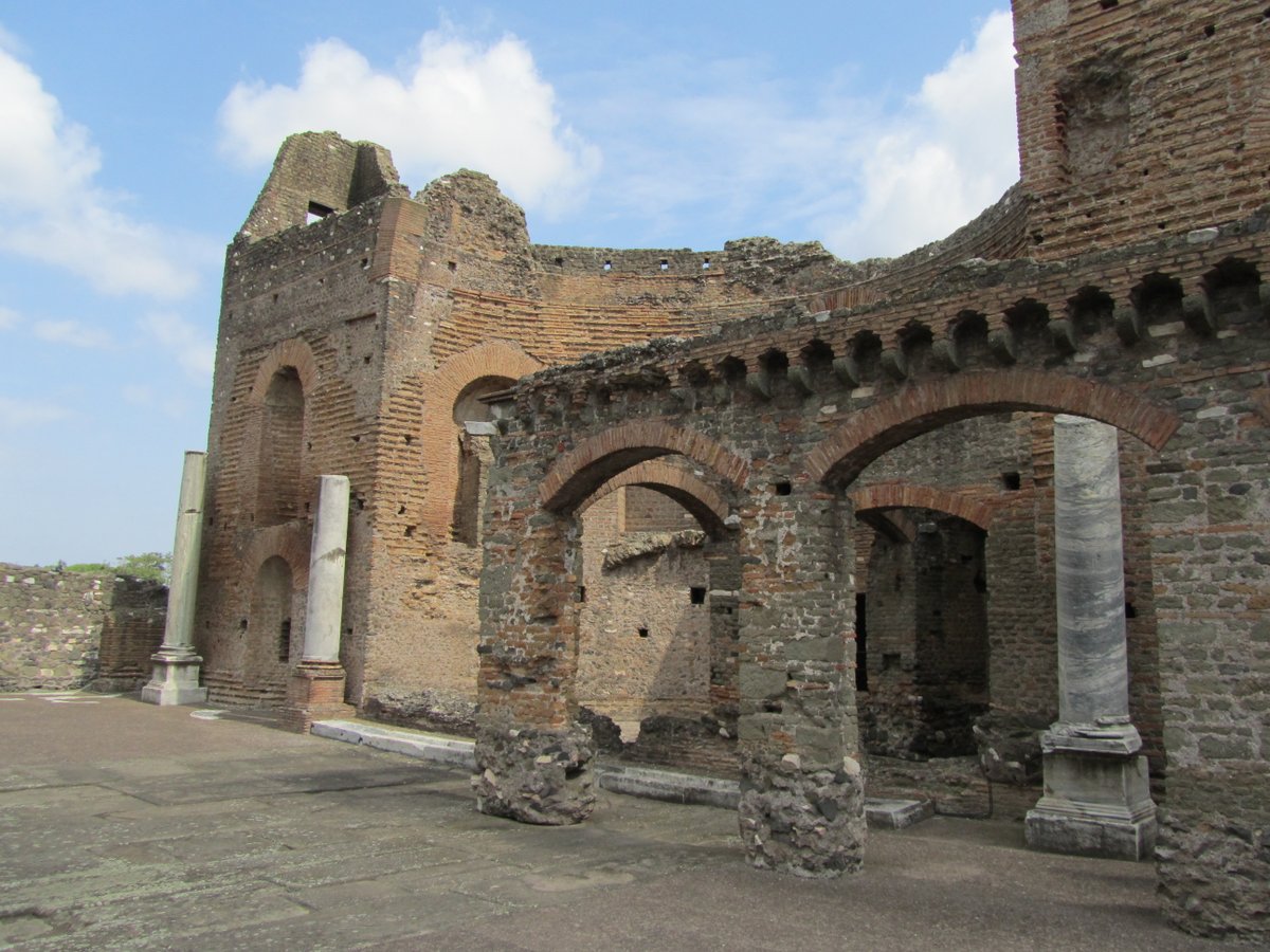 On of the most well preserved example of  #suburban residence is  #VilladeiQuintili along the  #ViaAppia. It was built by a whealty family in II AD and it was then confiscated by Commodus. Beside the residential areas, the villa had also a thermae & a nimpheum  #MuseumsUnlocled 5/12