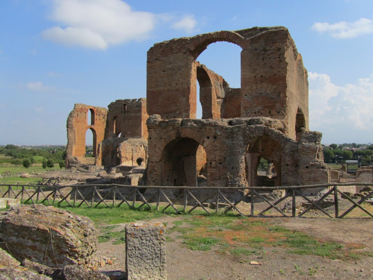 On of the most well preserved example of  #suburban residence is  #VilladeiQuintili along the  #ViaAppia. It was built by a whealty family in II AD and it was then confiscated by Commodus. Beside the residential areas, the villa had also a thermae & a nimpheum  #MuseumsUnlocled 5/12