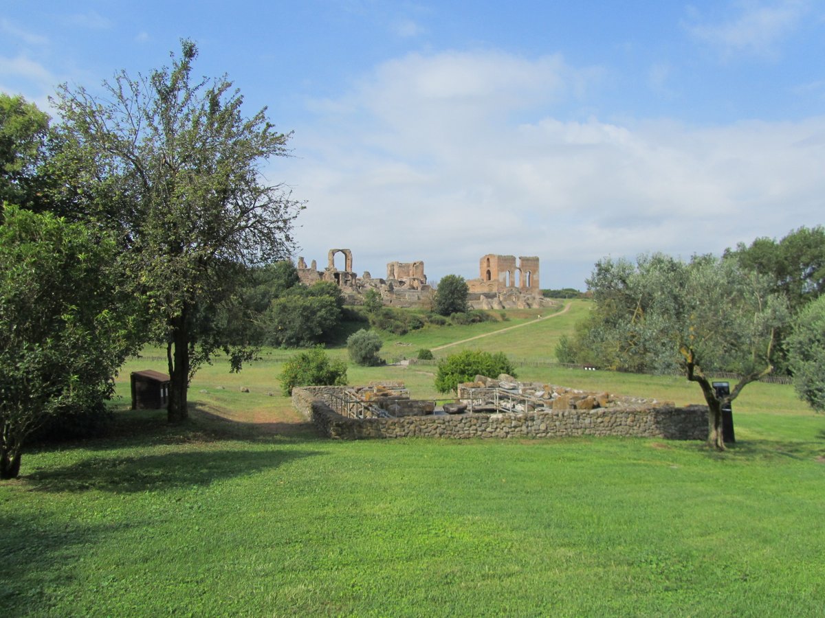 On of the most well preserved example of  #suburban residence is  #VilladeiQuintili along the  #ViaAppia. It was built by a whealty family in II AD and it was then confiscated by Commodus. Beside the residential areas, the villa had also a thermae & a nimpheum  #MuseumsUnlocled 5/12