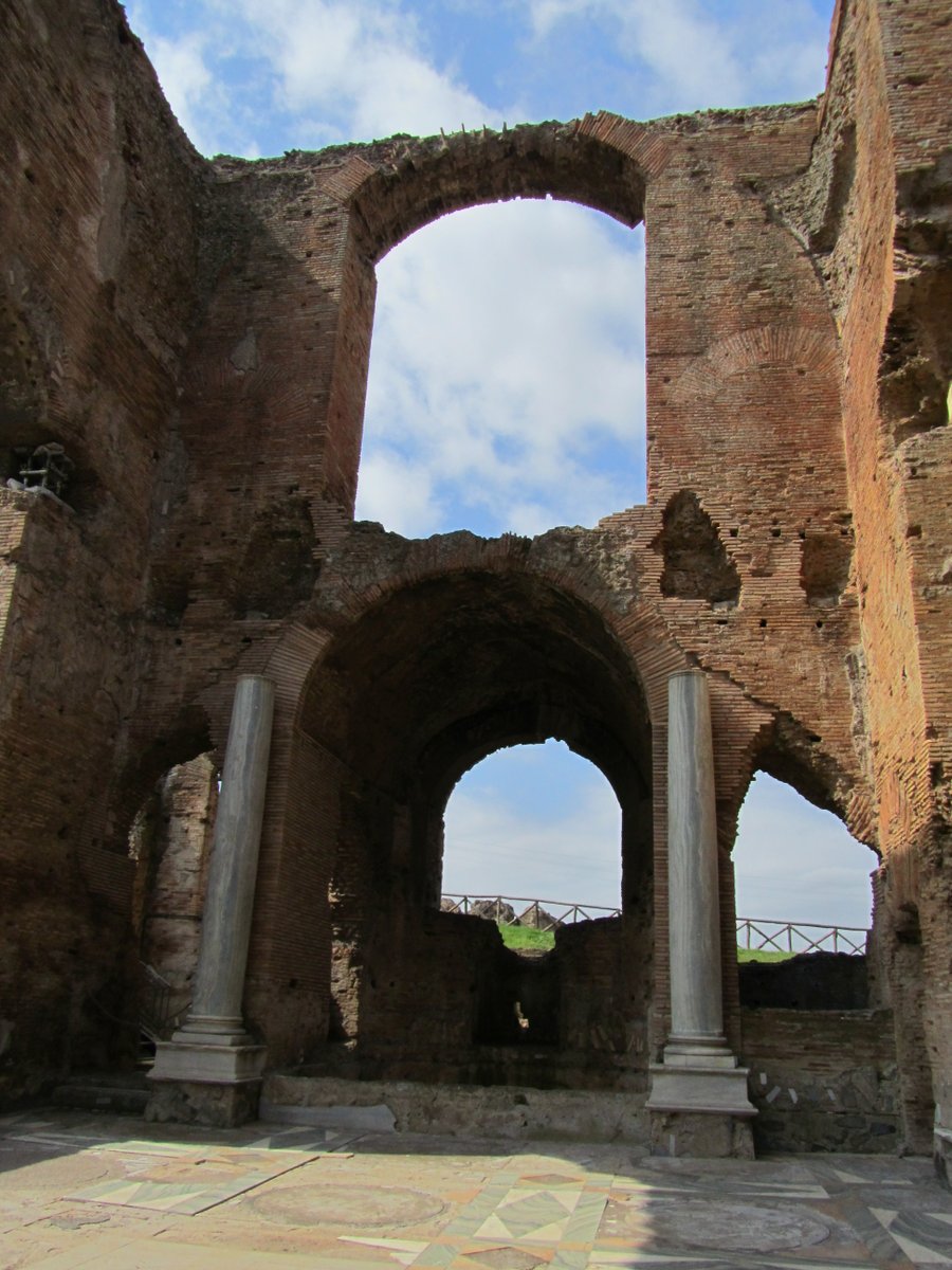 On of the most well preserved example of  #suburban residence is  #VilladeiQuintili along the  #ViaAppia. It was built by a whealty family in II AD and it was then confiscated by Commodus. Beside the residential areas, the villa had also a thermae & a nimpheum  #MuseumsUnlocled 5/12
