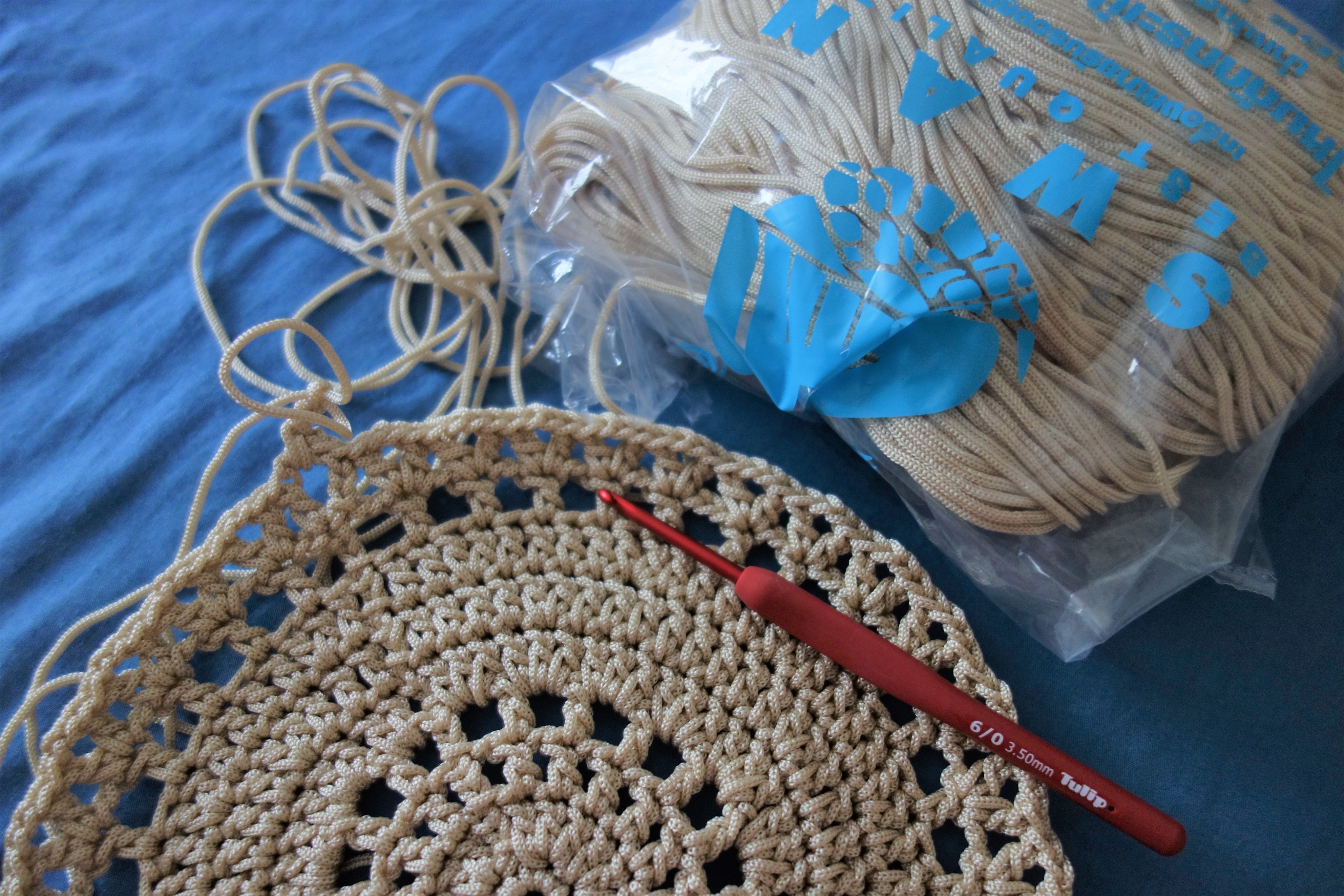 K O B U スワン糸 で Atelier Mati さんの 丸モチーフのラウンドバッグ を編み図 通りに6号で編み始め 早速わからないところが A 10段目の長編みで 細編みの足を拾う は左の1本だけでいいのでしょうか それとも2本とも拾いますか