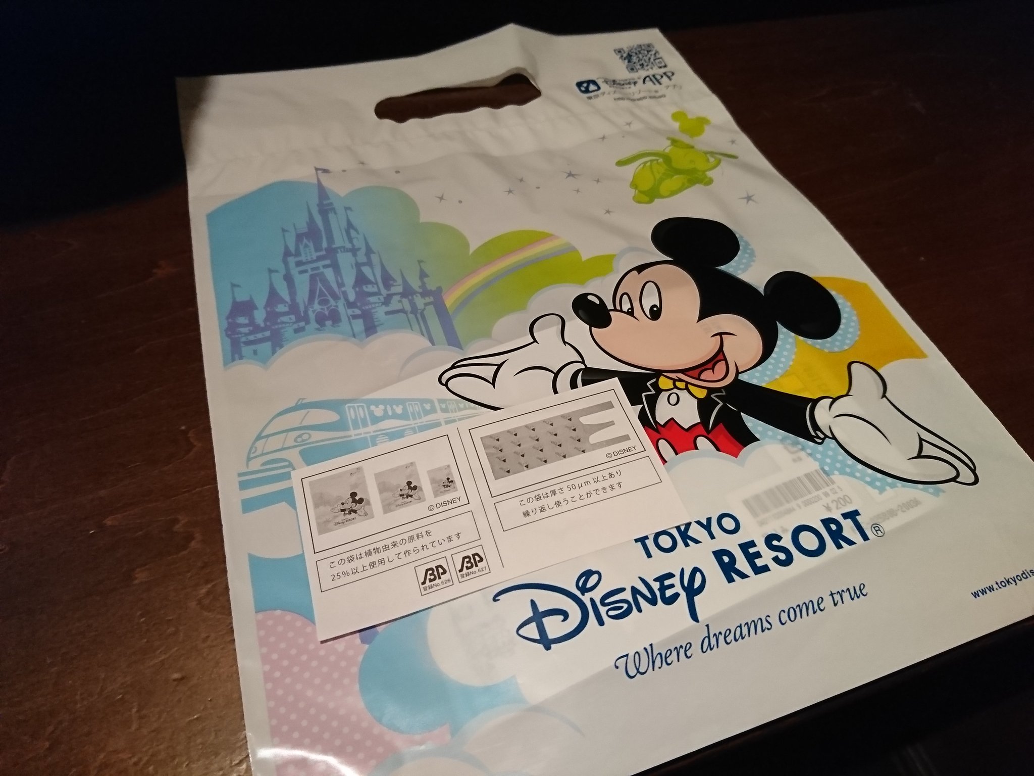 Tokyodisneyreport 東京ディズニーリゾート ショップにて お土産袋 ビニール袋 に入れてもらうとお知らせの紙も一緒にいれていただきました ディズニーリゾート内はお土産袋は今のところ無料でした ビニール袋の有料化が始まった影響の