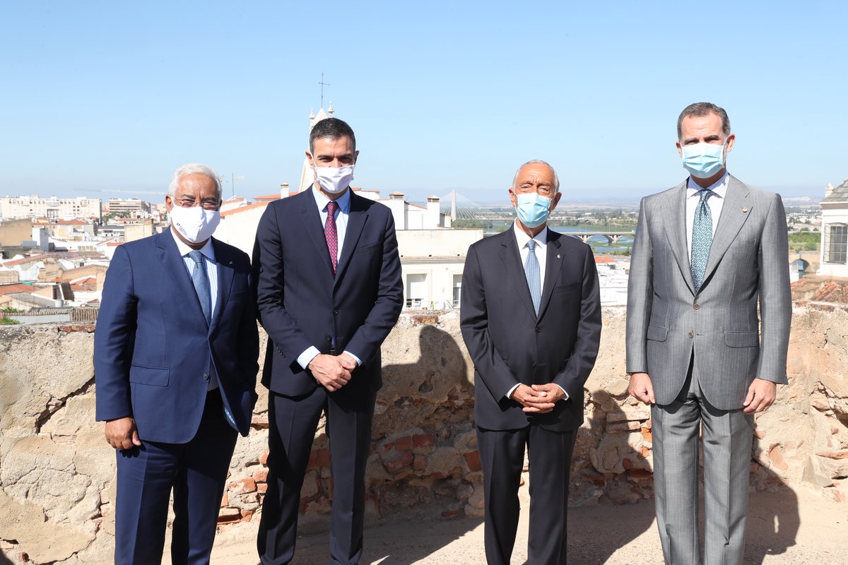 CasaReal's tweet photo. El Rey, el Presidente de Portugal y los Jefes de Gobierno de España y Portugal, en Badajoz. Acto de reapertura de la frontera entre ambos países. https://t.co/9LHHwVinXn https://t.co/DZBZ8NRMzG