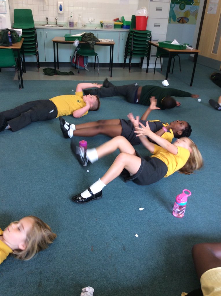 RobinsMPS's tweet photo. Lots of throwing, catching and stamina work in PE with Mr Beaumont! @Sports1MPS https://t.co/WTQQBltAPT