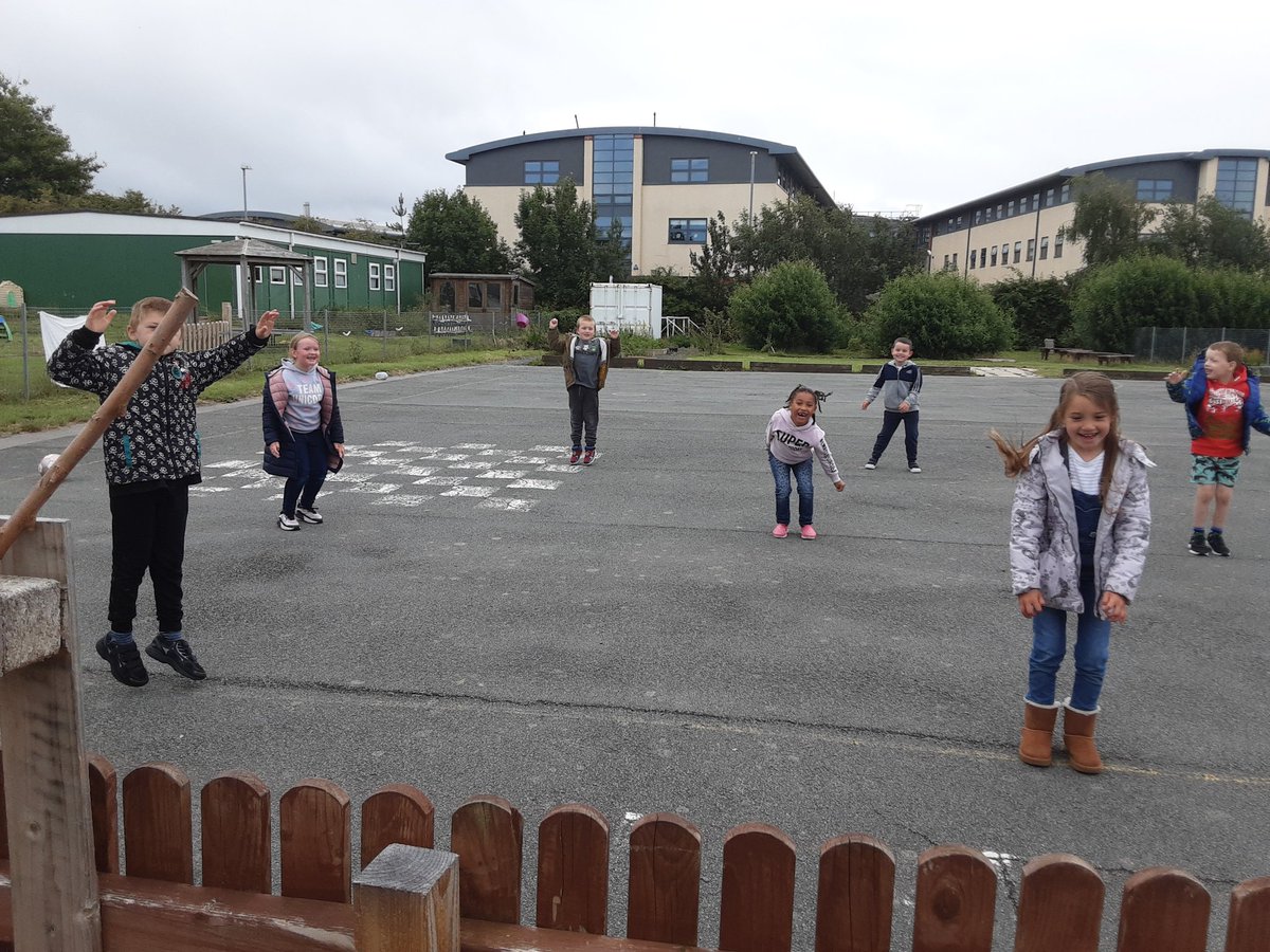 MrsGriffithMRh's tweet photo. Blwyddyn 1 yn mwynhau amser chwarae heddiw #ffrindiau #sefyllfanewydd #dawhaularfryn
Year 1 pupils enjoying play time today #friends #newsurroundings #inittogether
@MorfaRhianedd https://t.co/mTmx0ekCuL