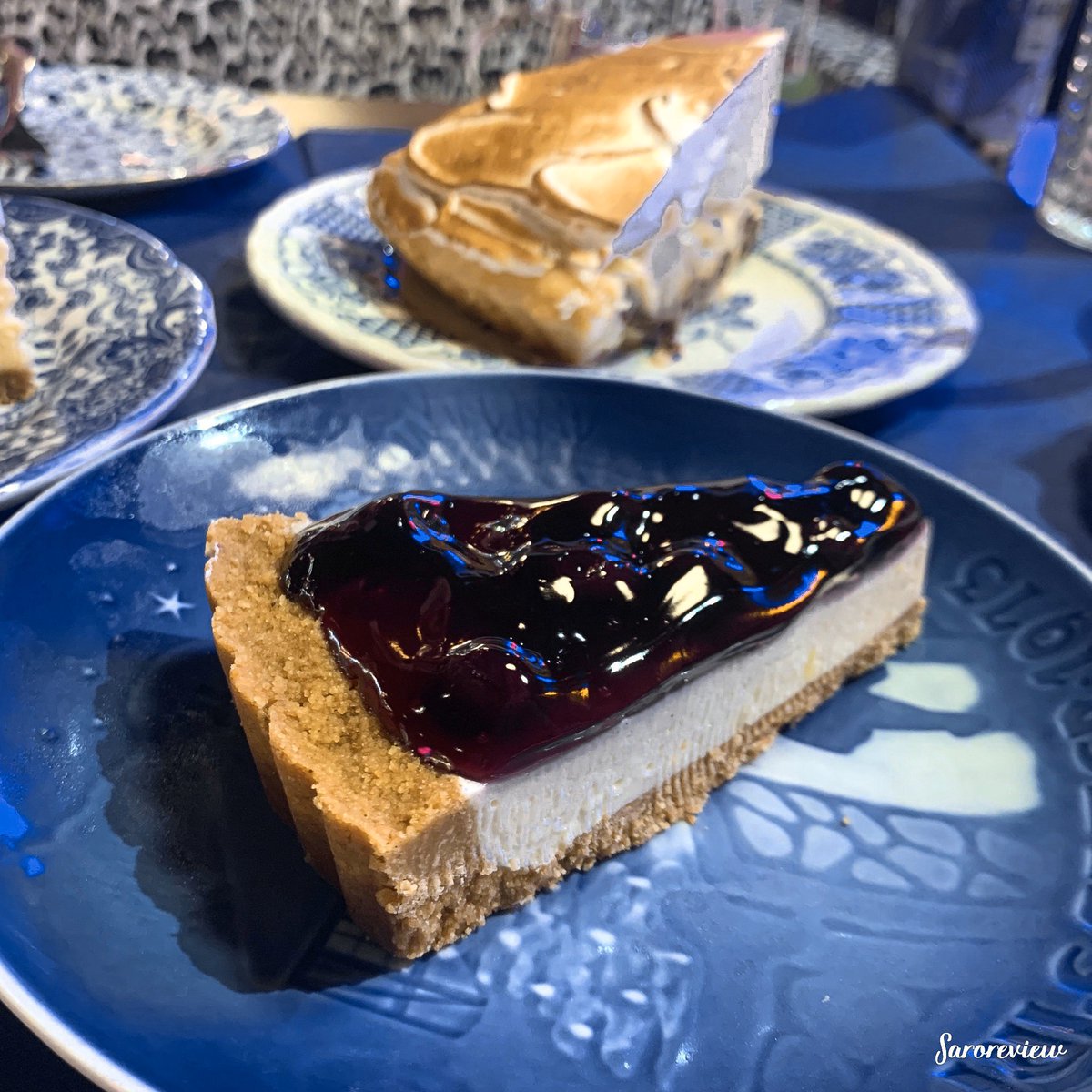 มาชี้เป้าร้านเค้กที่อร่อยมากกๆๆๆ ชื่อร้าน A Fox Princess+Friends ชั้น 4 เซนทรัลลาดพร้าว พอกินไปคำแรกอยากร้องกรี๊ดเลย ละมุนมากก รสชาติลงตัว เข้มข้น รู้เลยว่าใช้แต่ส่วนผสมดีๆทำ ฟินสุดๆๆ เมนูหลากหลาย หน้าตาสวยงาม ชิ้นละ 150-200 บาท ราคาแรงหน่อยแต่รับรองไม่ผิดหวัง #อร่อยบอกต่อ <a href="/aroii/">@aroii บอกต่อ</a>