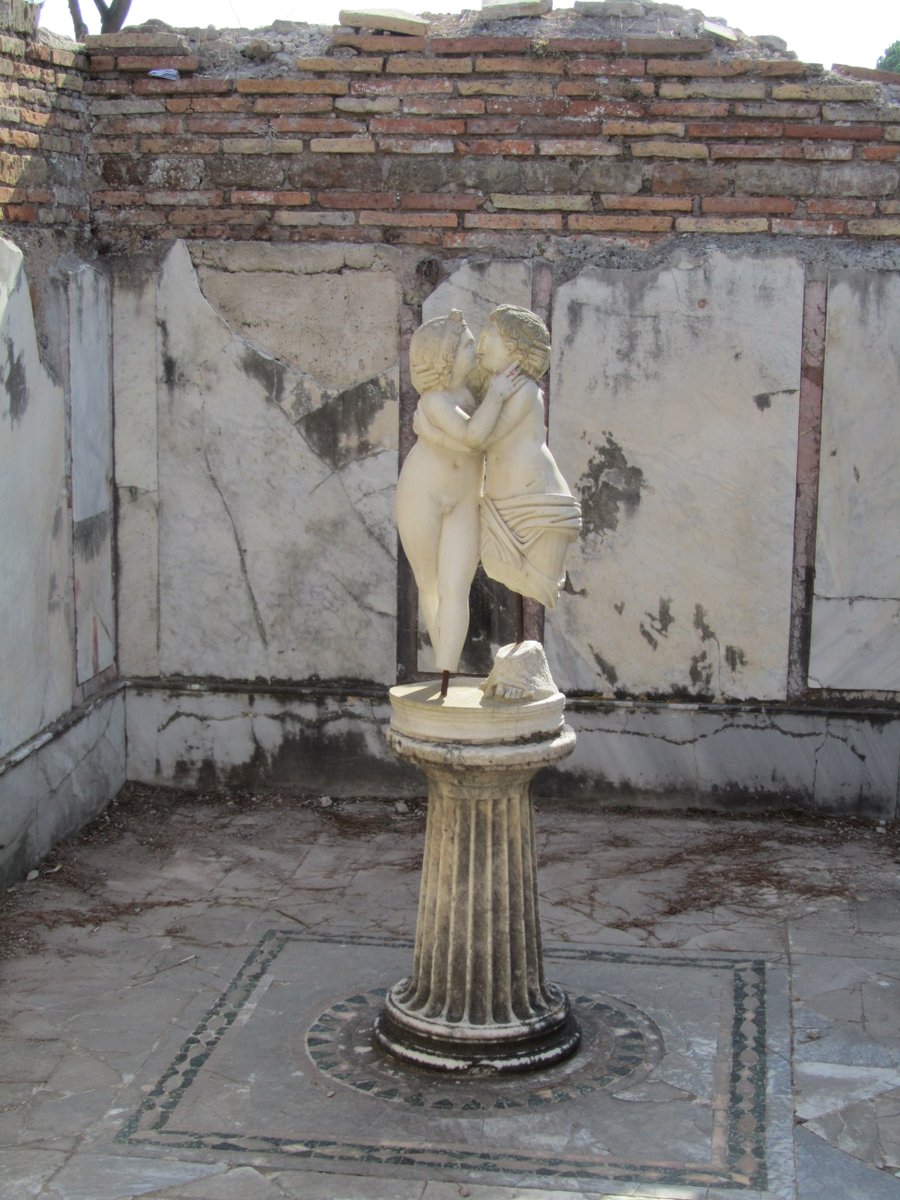 In  @parcostiantica both rich  #domus and common  #insulae are well preserved.  #Ostia, the port of Rome, saw a growth in population leading to the constuction of both luxury apartments, with gardens & rich frescoes, and block of flats, with ground floor shops  #MuseumsUnlocked 6/12