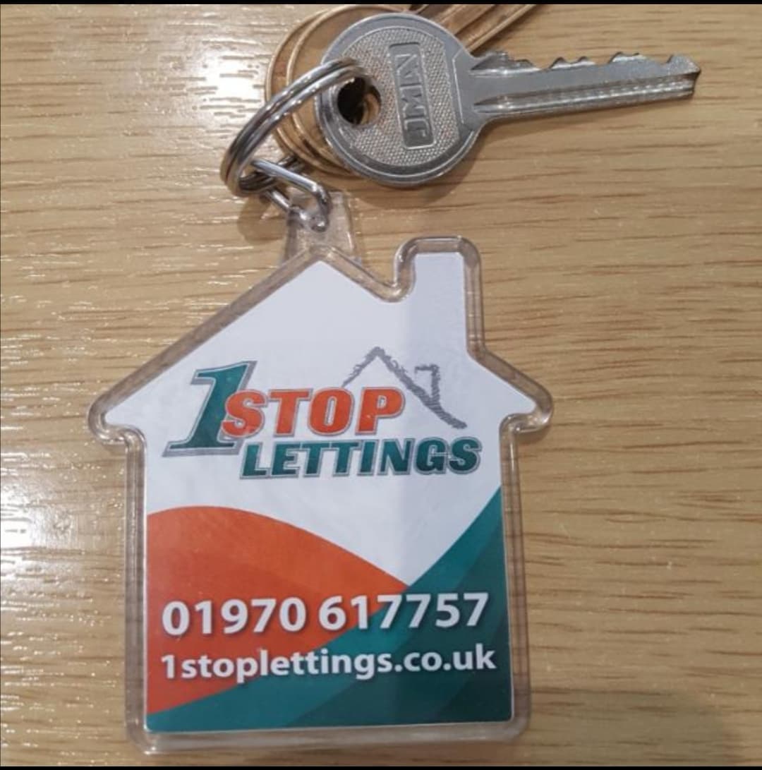Tenant picking up the keys to her new home this morning. 

View photos of all our available properties here 
facebook.com/1StopLettings/…