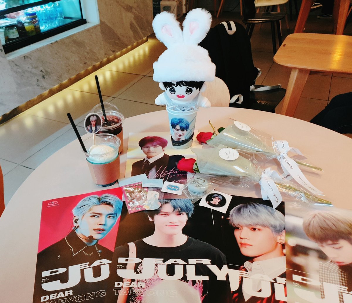 <a href="/IllusionHour/">𝒊𝒍𝒍𝒖𝒔𝒊𝒐𝒏𝒉𝒐𝒖𝒓.</a>
태용이 생일카페 커피부스 다녀왔어요☺
포스터랑 미니전시회 사진 다 너무 예쁘고 짝은 용이 등신대들 귀여웠어요 사장님도 정말 친절하셨어요😭 음료도 맛있구 덕분에 좋은 시간 보냈습니당 준비해주셔서 감사합니다💗
#태용이_행복받고_행복주는_생일 #툥이_생일을_평생친구가_축하해