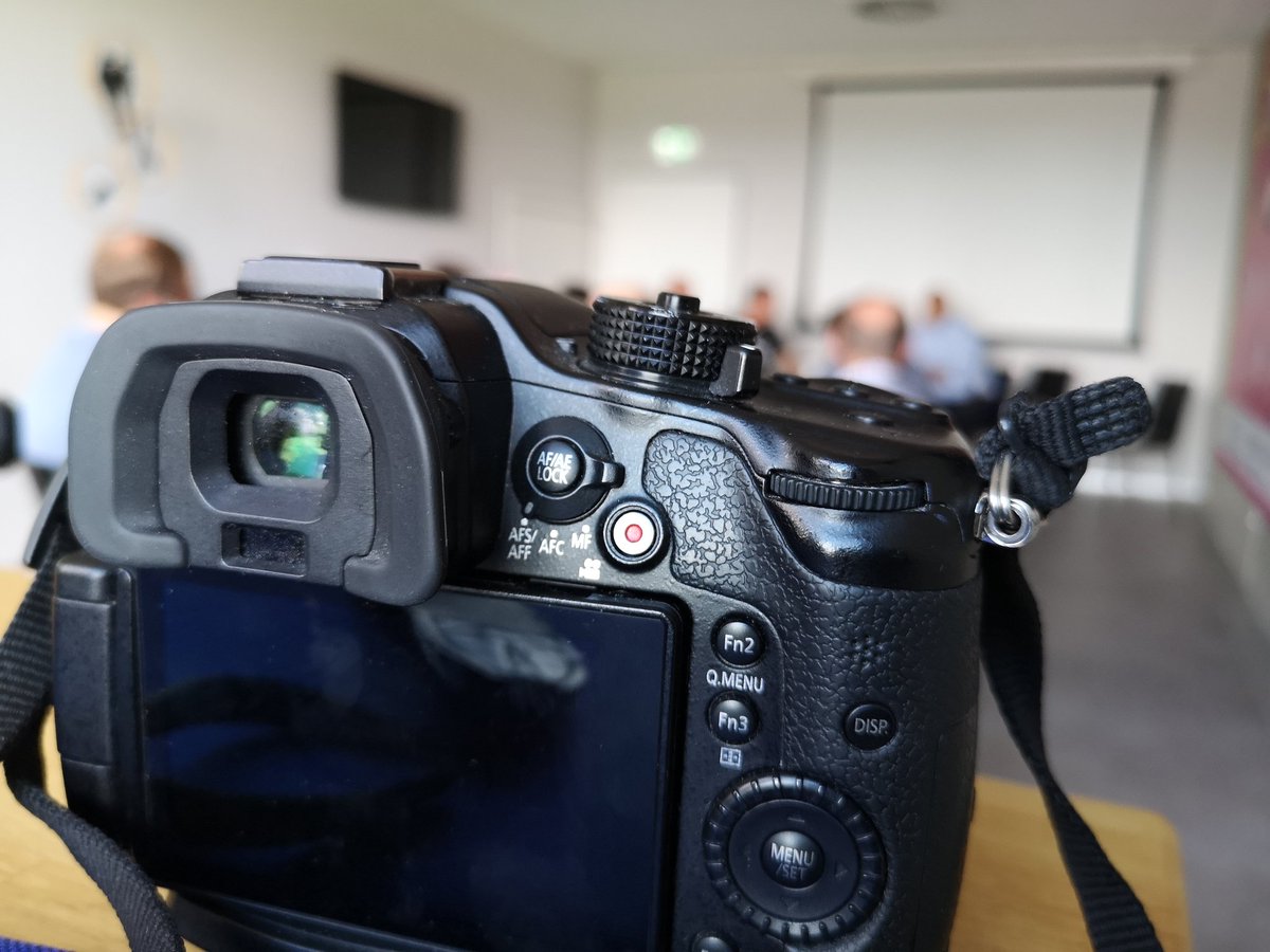 SV_Sandhausen's tweet photo. Zur Stunde läuft am Hardtwald eine Presserunde mit Volker #Piegsa, Mikayil #Kabaca und Uwe #Koschinat 🎙️📸

📆 Erster Termin: Am 2️⃣7️⃣. Juli steigt die Mannschaft - Stand jetzt - wieder ins Training ein.

#WIR! halten euch auf dem Laufenden‼️
___________
#SVS1916 #WirEchtVerbunden https://t.co/C7UO8LobOt